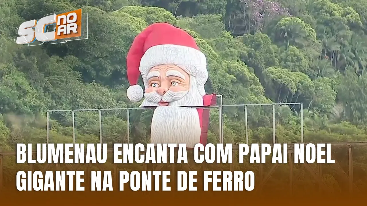 Ponte de ferro em Blumenau ganha decoração de Natal com Papai Noel gigante