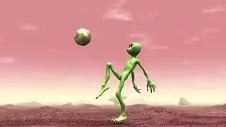 الرجل الاخضر يلعب الكرة 