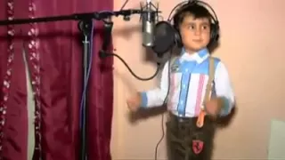 طفل ايراني يغني روووووعه دندنها