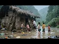 Download Lagu 【一家七口隐居深山】深山隐居竟遭洪水突袭，小木屋即将倒塌，看一家人如何力挽狂澜！#农村生活#vlog