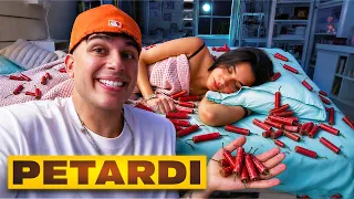 SVEGLIO SARA con 500 PETARDI nel LETTO.. (pavimento bruciato)