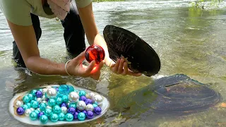 89 A lucky girl dug a strange mutated river clam and gasped at countless shining pearls inside it