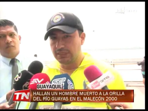 Hallan un hombre muerto a la orilla del río Guayas en el Malecón 2000