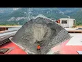 Barge unloading 4800 tons of ore - Long continuous flow of ore