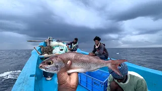 பயங்கரமான அடைமழையில் மீன்குழம்பு வைத்து கடலுக்கு நடுவில் சாப்பிட்டோம்/fishgaravy prepare in sea