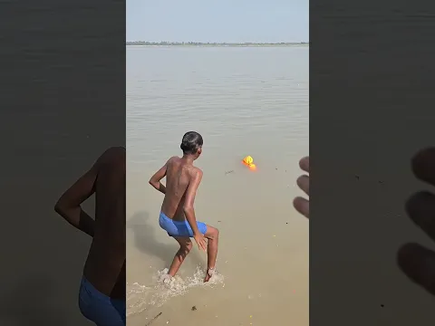 गंगा नदी के अंदर लड़के को दिखाई दिया किसी लड़की का पर #viralvideo #viralvideo #short #video