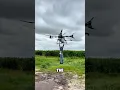 Lagu Man stijgt op terwijl hij aan een landbouwdrone hangt 😱