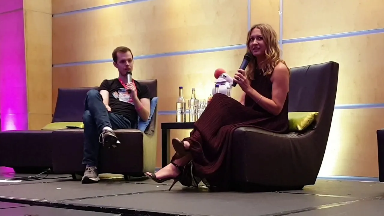 Ali Hillis (voice of Lightning from Final Fantasy XIII) - Kupocon Pomex