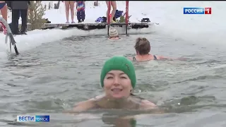 Омские моржи совершили массовый заплыв в честь 23 февраля