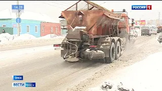 Дорожные службы Омска продолжают устранять последствия сильной метели