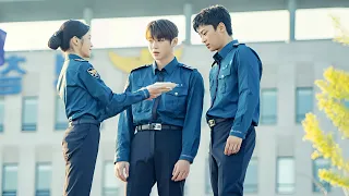 بنت طيبه بتدخل كليه الشرطه بالصدفه وبيقع في حبها اغني واوسم شاب في الكليه ملخص رجال شرطة مبتدئون ج١ 