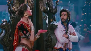 قمر والكل هايموت عليها وهيا ولا شايفة حد ولكن هذا الولد الوسيم عرف يوقعها في حبه من اول نظرة 