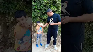 بابا هات خمسه جنيه اديها للرجل الغلبان اللي بينادي في الشارع بيشتغلني  بابا هات خمسه جنيه اديها للرجل الغلبان اللي بينادي في الشارع بيشتغلني