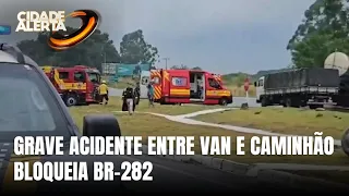 Grave acidente entre van e caminhão interdita a BR-282 em Nova Itaberaba