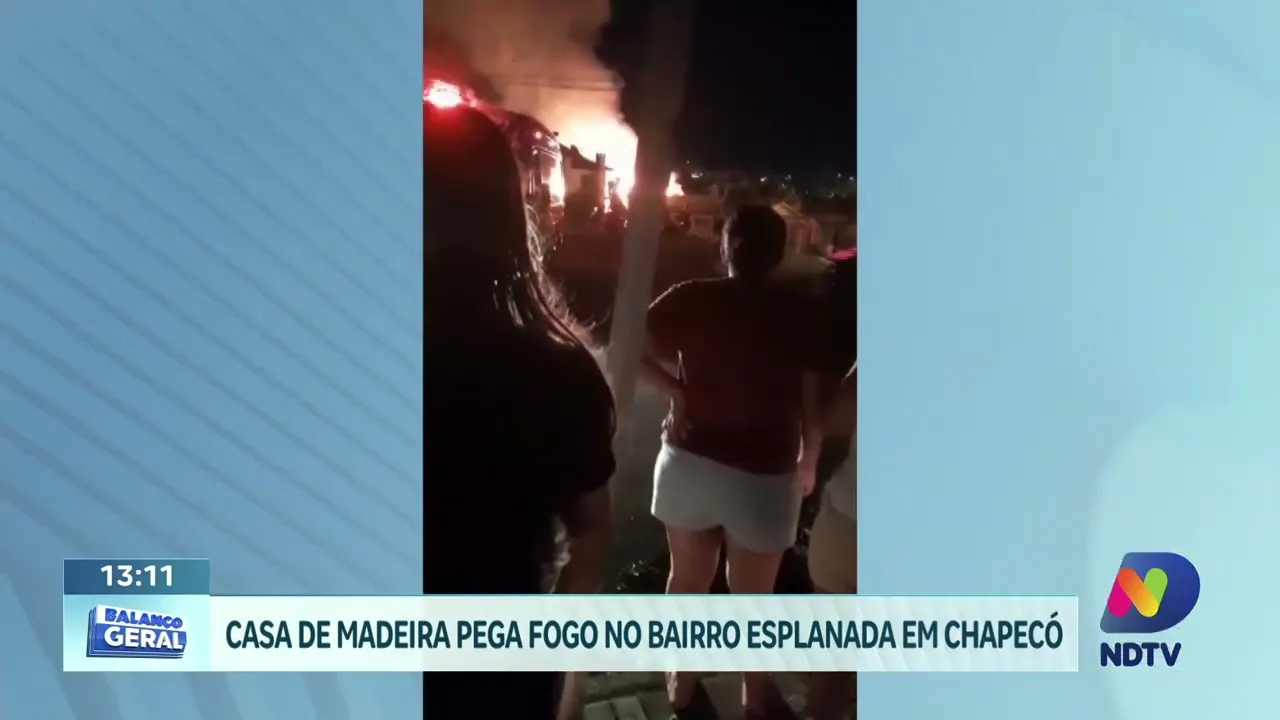 Casa de madeira em chamas mobiliza bombeiros em Chapecó