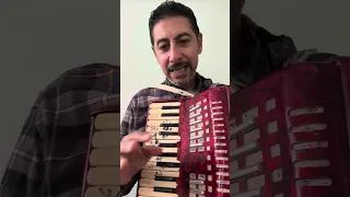 تعليم عزف أغنية يا أغلى إسم في الوجود على الأكورديون 