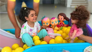 Defne  Kaydırak ve Havuz Topları ile oynuyor