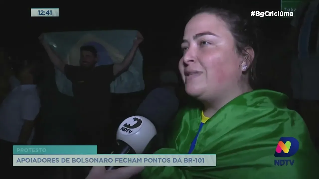 Apoiadores de Bolsonaro fecham pontos da BR-101