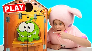 Ам Ням ЗАСТРЯЛ в Бизи Доме! Готовы Помочь Ам Няму? КуКуPlay