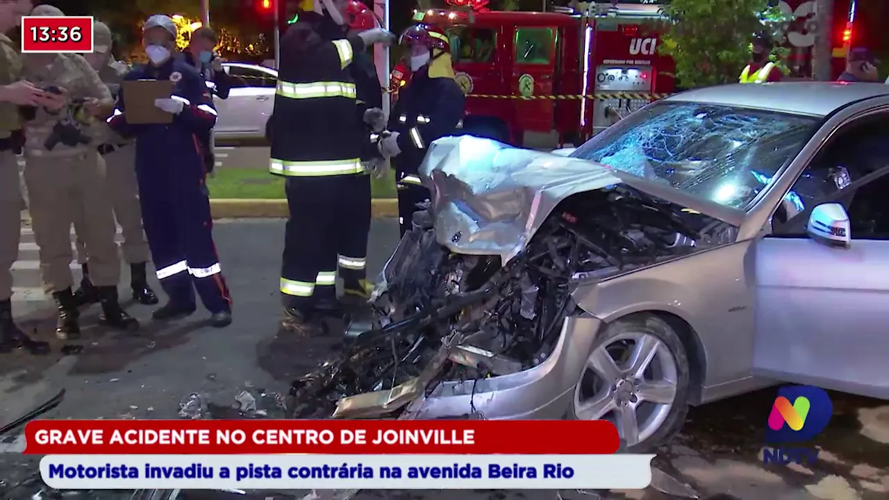 Grave acidente no Centro de Joinville: Motorista invadiu a pista contrária na Avenida Beira Rio