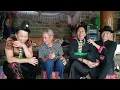 Download Lagu Lò Tún hát cảm ơn em Din đã đưa ông bà Chung đi chơi. Lúc về còn có quà cáp đón mọi người