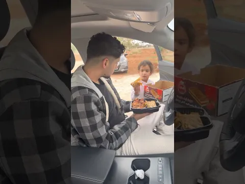 سرقة خبزة من شدة جوعها لتاكلها😢💔لكن مافعله الرجل كان غير متوقع ابداً😭؟