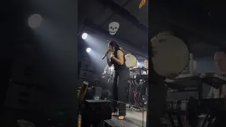 لحظة دخول سوبر ستار رحمة محسن في احدث ظهور لها بعد الاحداث الاخيرة 