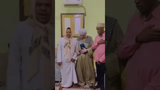 المنشد التنزاني يحيى بهيقي ينشد ويبهر الشيخ ياسين التهامي والشيخ يقبل يديه سلطنة عمان مسقط 