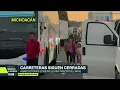 Viajeros van para su segunda noche varados en los bloqueos carreteros de agricultores