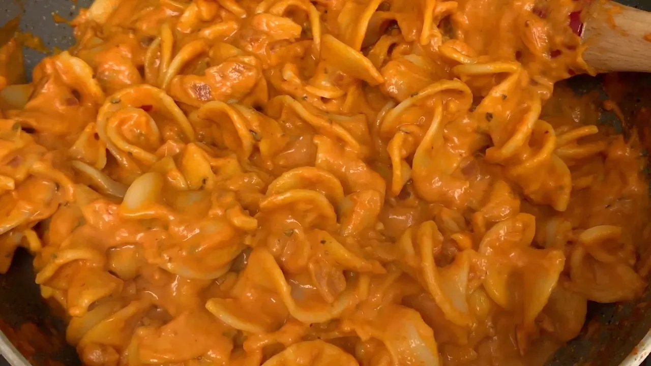 Lynn demonstrates how to make a super easy, simple and delicious Spaghetti with Fresh Tomato Sauce. . 