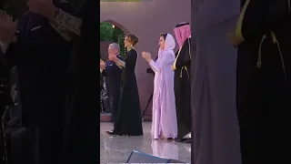 الفنان محمد عبده أثناء ادائه زفة الحفل الملكي الاردني 