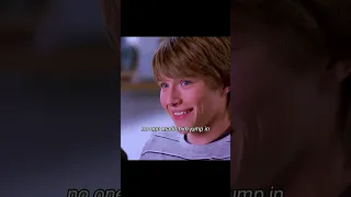 جراي يواسي الصبي ليمنع الوضع من التدهور فيلم فيلم علم الطبيعة الرمادي 