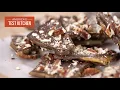 Download Lagu Eenvoudige en indrukwekkende chocoladedesserts: Nutellataart en chocoladetoffeebark | ATK volledi...