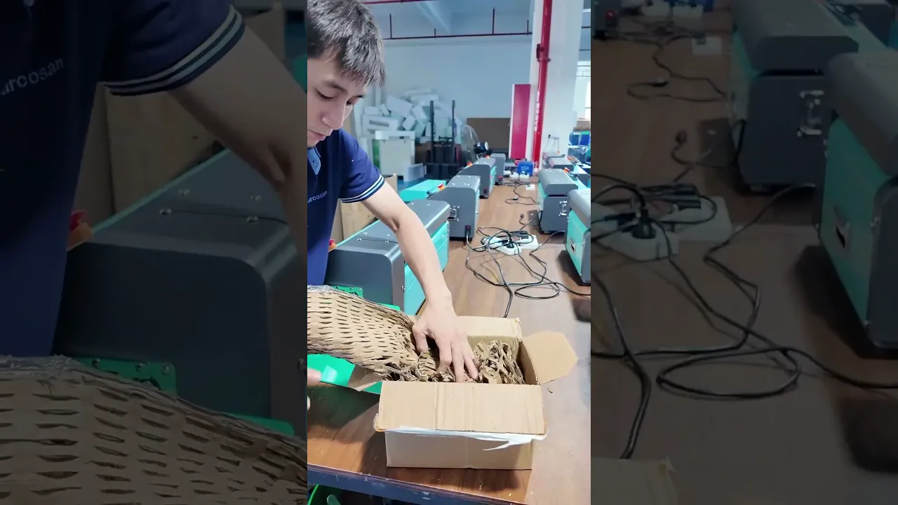 Abandonnez les ventes de carton à prix cassés aux recycleurs. Produisez du papier de rembourrage interne à partir de cartons inutilisés avec le broyeur-expanseur de carton.