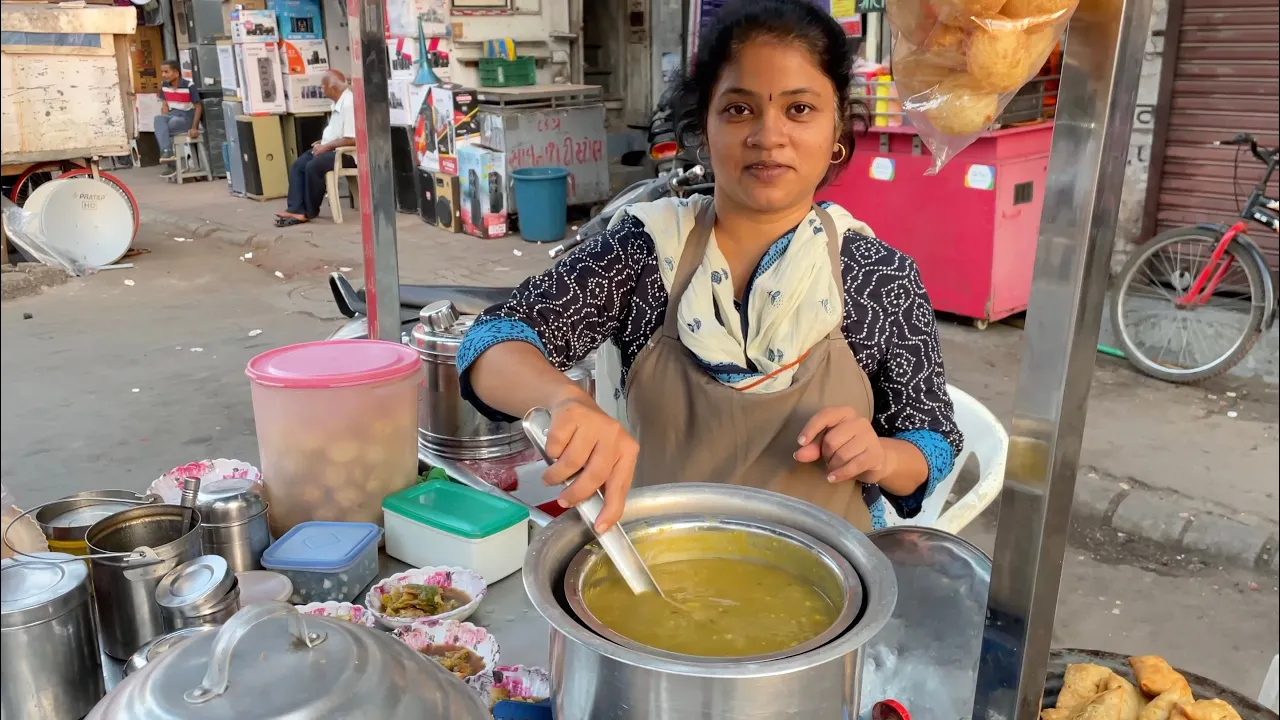 Vanita Didi and her Family Sells Delicious Ragda Samosa   Indian Street Food