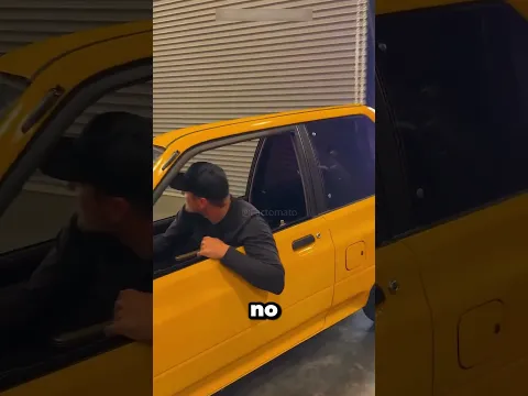 🚓 La policía perseguía este pequeño auto amarillo 😂