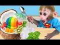 Download Lagu Bebé mono BonBon come rica fruta en casa y va a comprar pollo frito arcoiris