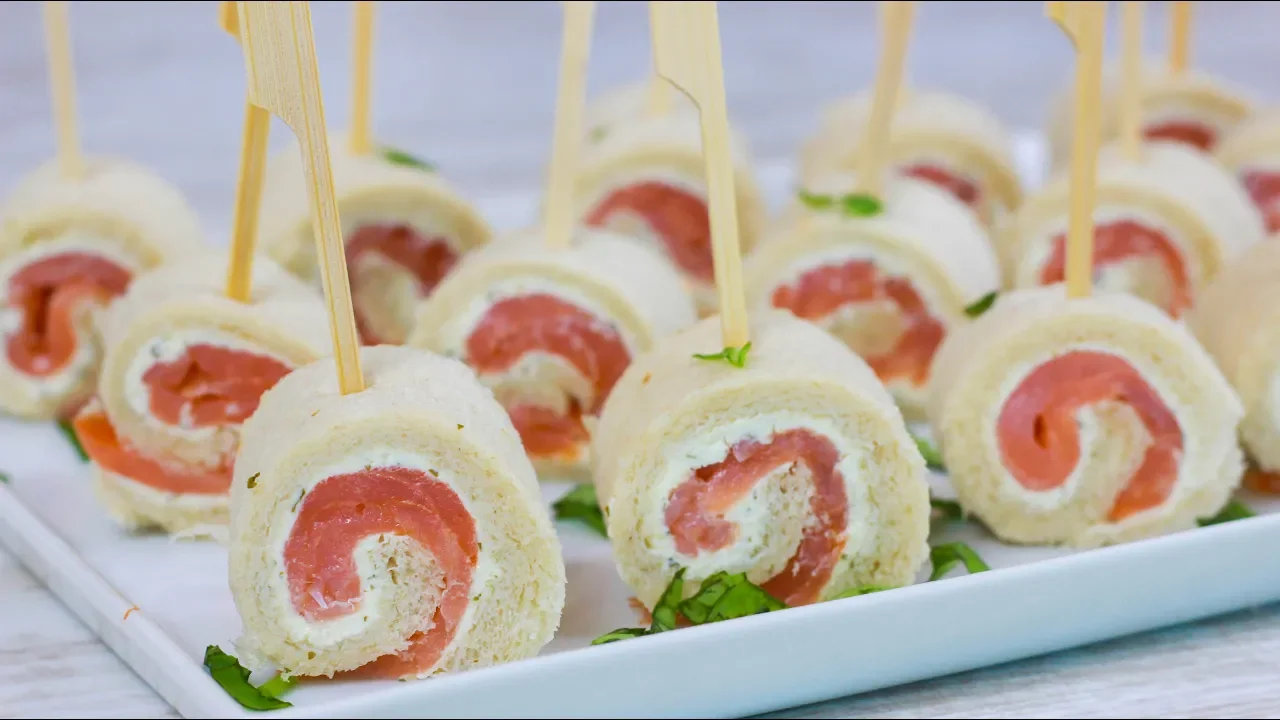 Fingerfood Pikante Crepes Pfannkuchen mit Schinken oder Lachs und Frischkäse. 