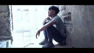 وعند بوابة النيابه شكلي يصعب عل الغلابه ميت سؤال ملهوش ايجابه جوه مني كتير كلام كريم كريستيانو 