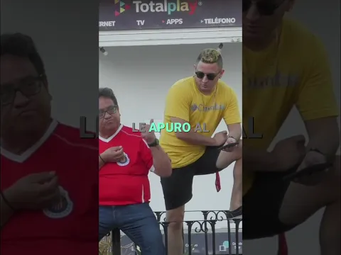 Criticando ala gente atras de ellos
