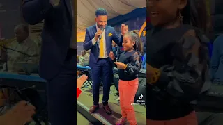 طفله سودانيه بترقص بطريقه الكبار وهجيج شديد حفل النجم عثمان بشه 