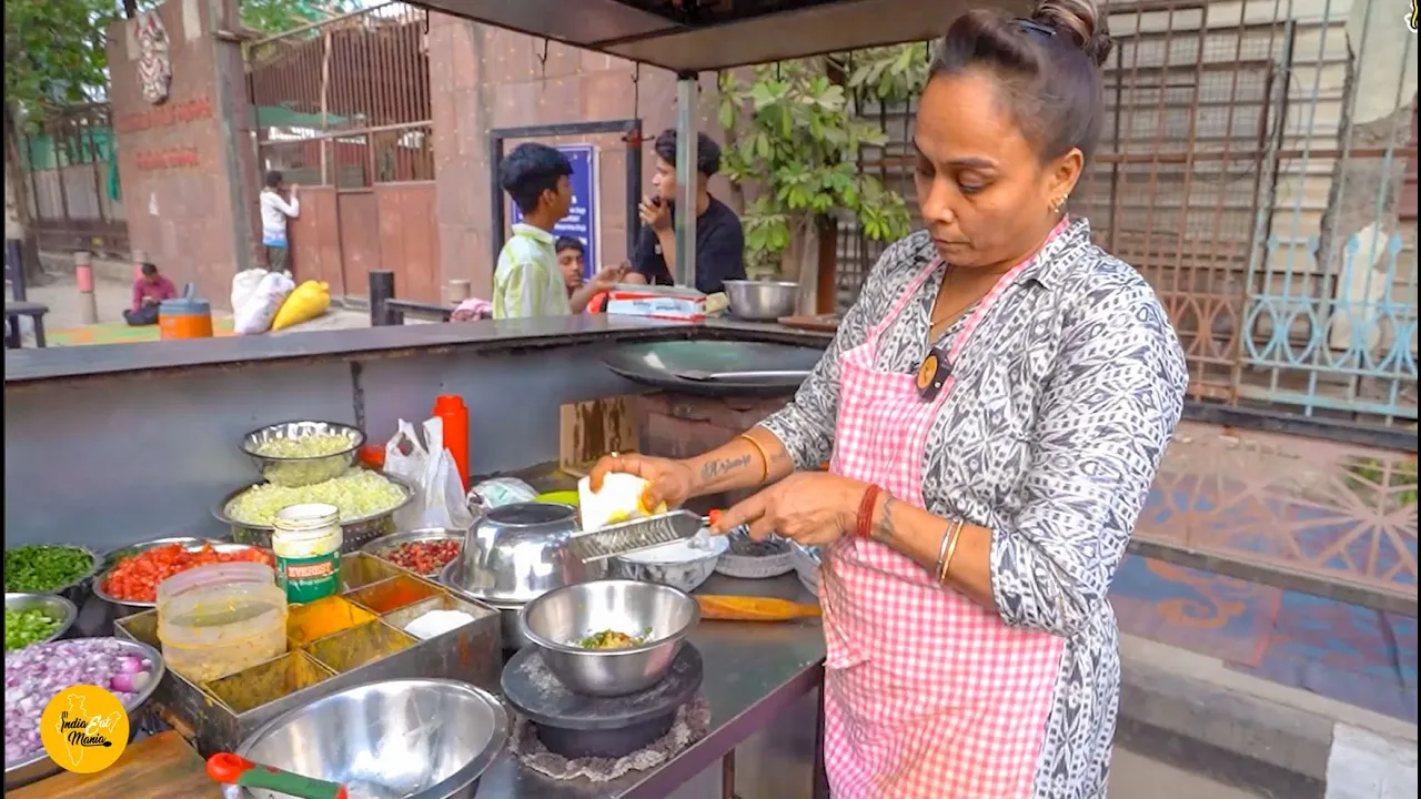 Sai Sujal Aunty Selling Biggest Tehalka Parantha In Surat Rs, 250/- Only l Gujarat Street Food