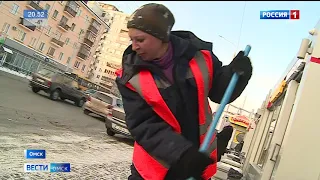 С начала недели в Омске очистили от снега около 500 площадок возле остановочных комплексов