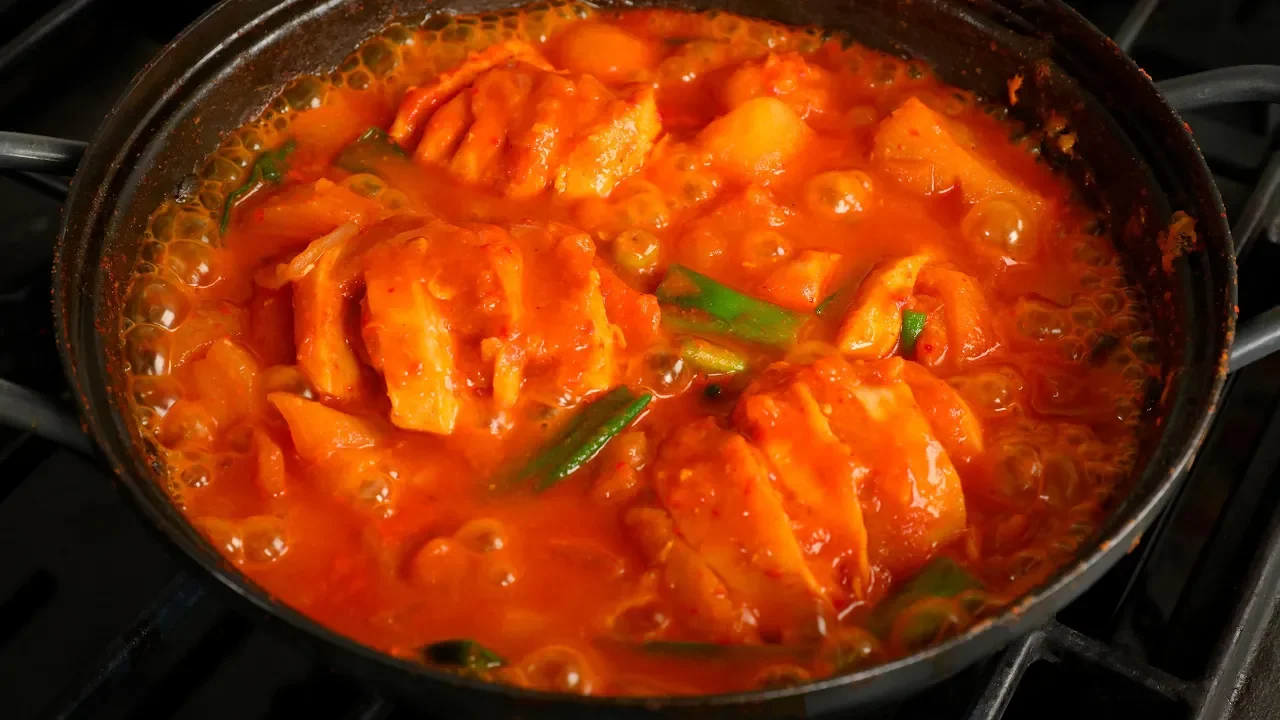 Spicy braised chicken (Dakbokkeumtang: )