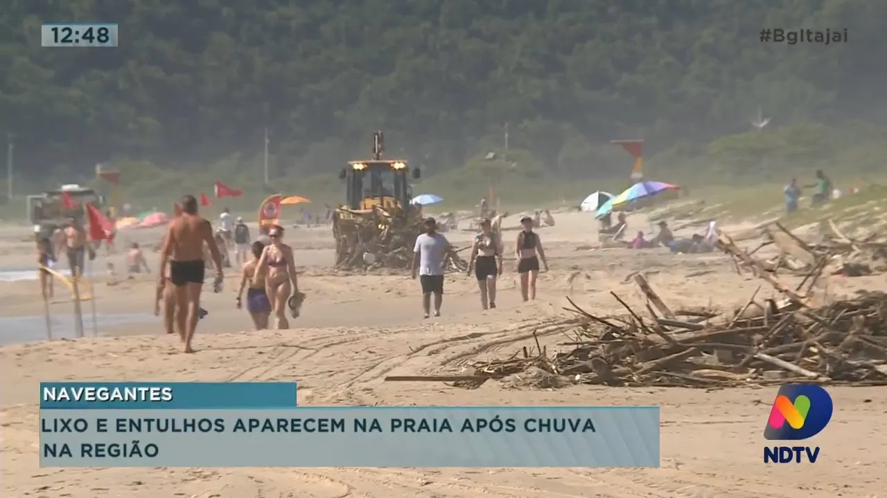 Lixo e entulhos aparecem na praia após chuvas
