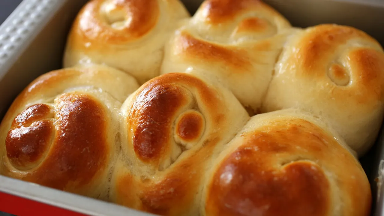 Bread rolls or dinner rolls (Roll-ppang: )