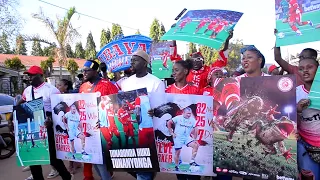 MASHABIKI WA SIMBA WAFANYA BALAA CHEKI PAREDI LA KIBABE/WASHEREHEKEA KUWAFUNGA YANGA