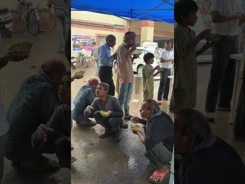 आपके सहयोग से ही इनका पेट भरता है ❤️🙏🏻 #helping #trending #viral #viralreels