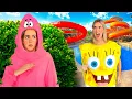 Download Lagu SPONGEBOB VERSTOPPERTJE IN HET TIKIBAD!🏖️