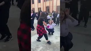 شاهد البنات ترقص عقباوي دم حامي في الكلية في المدرسة قبل الحذف 